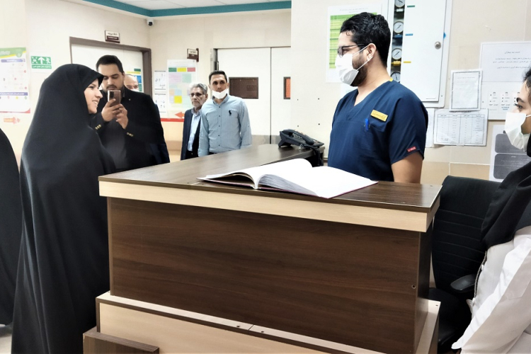 بازدید خانم آزاد نماینده شهرستان های نایین و خوروبیابانک از بیمارستان آفتاب 