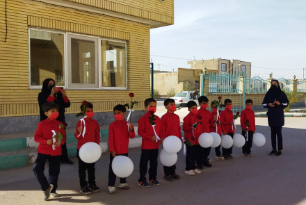 تجلیل از پرستاران بیمارستان آفتاب هشتم توسط دانش آموزان دبستان امام علی(ع)