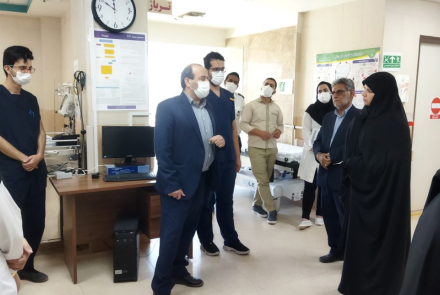 بازدید خانم آزاد نماینده شهرستان های نایین و خوروبیابانک از بیمارستان آفتاب 
